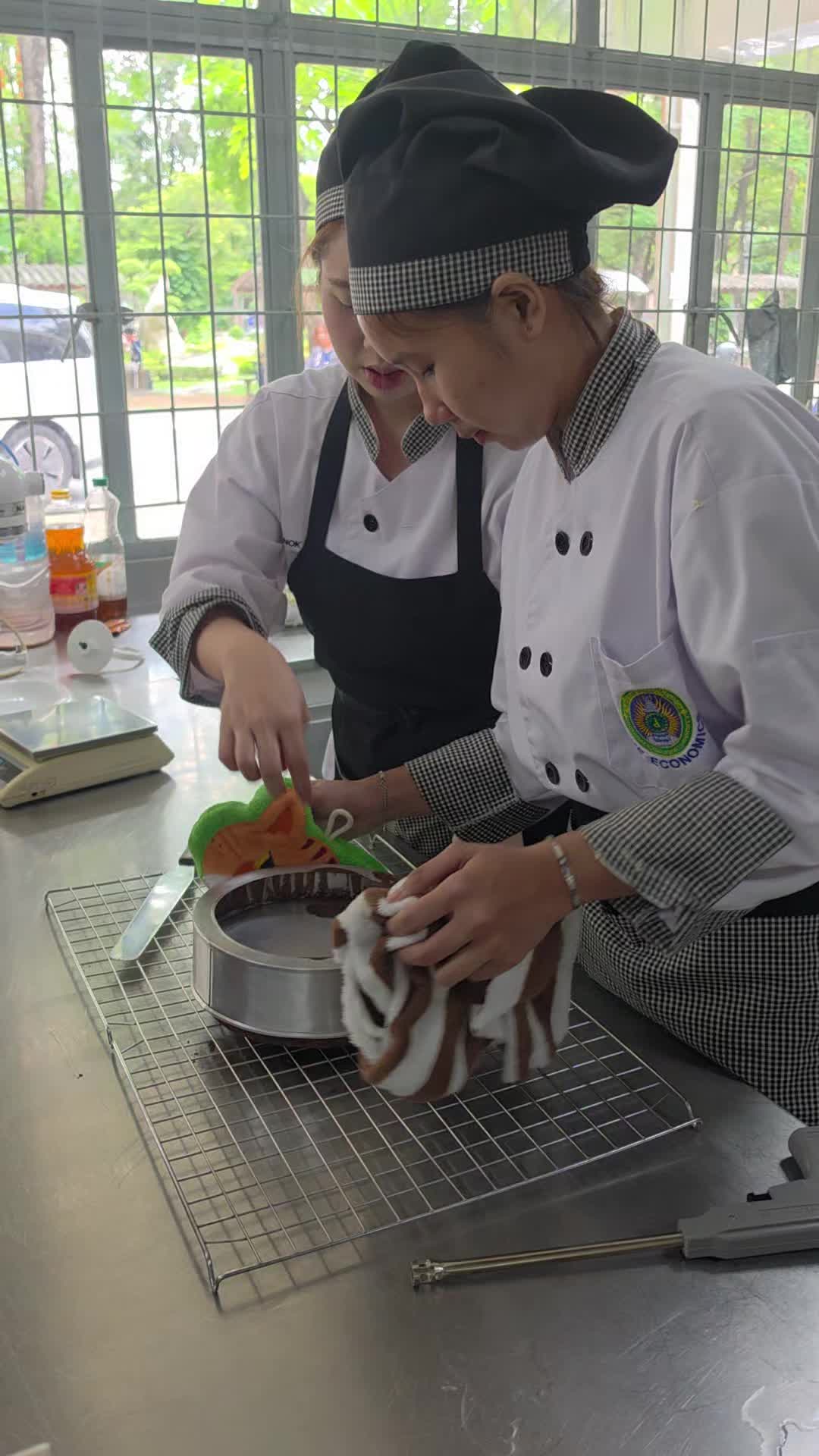 🎂วันนี้ทำเค้กชิฟฟ่อนช็อคโกแลต ราดด้วยฟัดจ์ช็อคโกแลต  นักศึกษาแต่ละกลุ่มได้มีโอกาสฝึกฝนการแต่งหน้าเค้กด้วยช็อคโกแลต ถือเป็นการตกแต่งประเภทหนึ่งที่เป็นที่นิยม  #สาขาการประกอบอาหารและการบริการอาหาร  #มหาวิทยาลัยราชภัฏพระนคร  #scipnru  #เค้กและการแต่งหน้าเค้ก